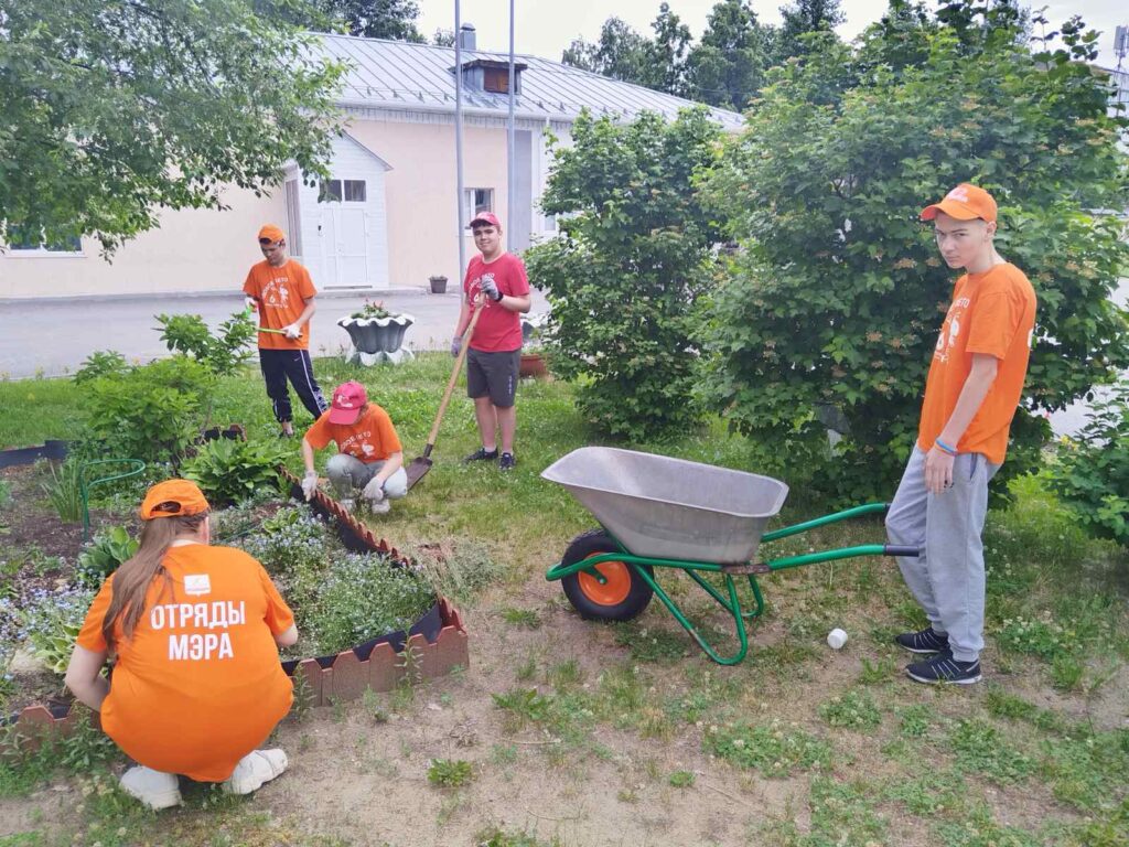 В школе «Горизонт» закончилась первая трудовая смена «Отрядов мэра».